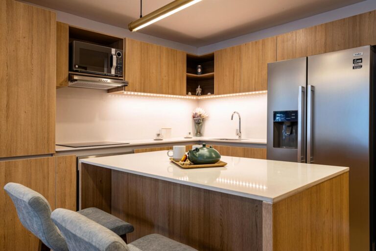 De warme uitstraling van een houten keuken in huis